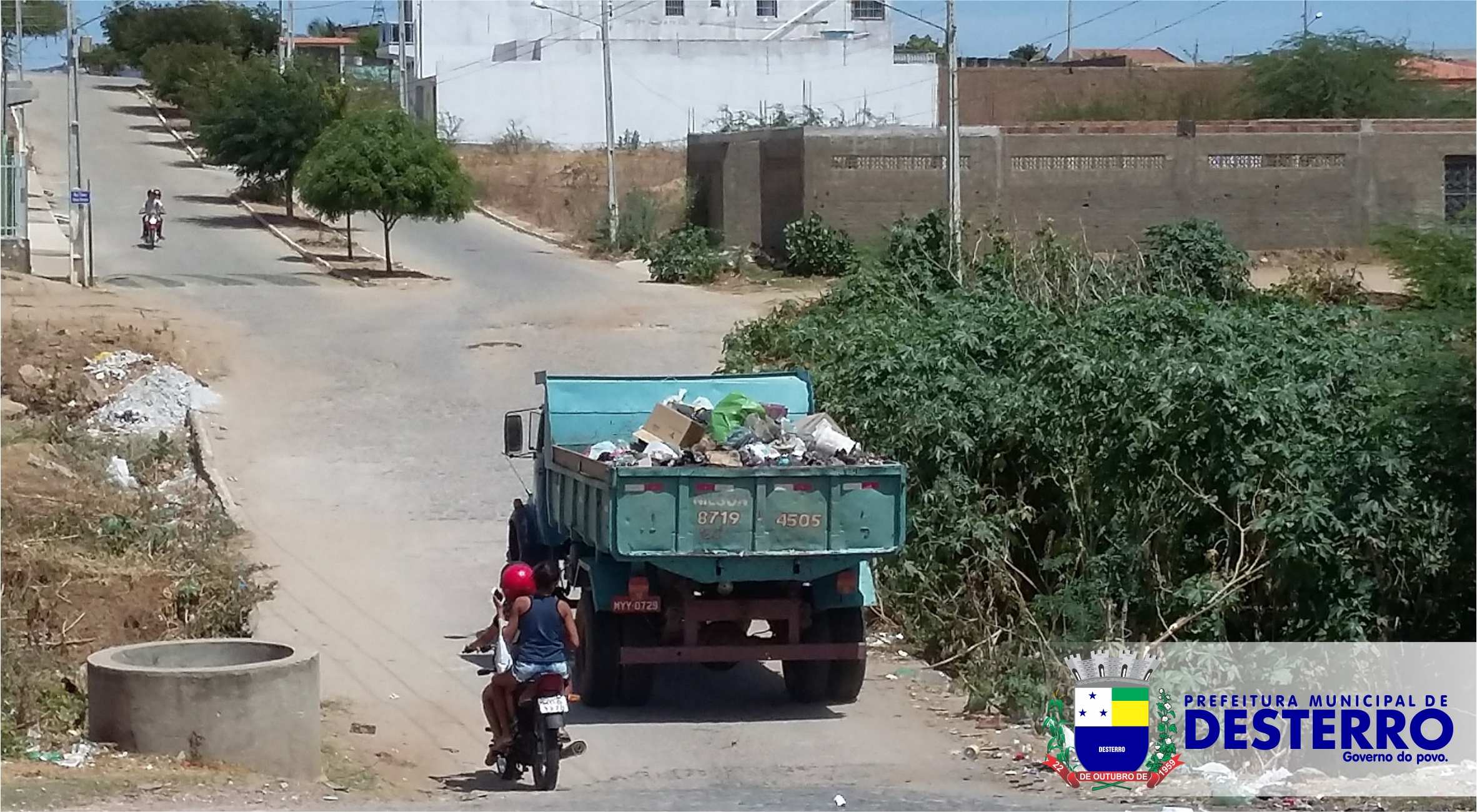 Equipes da Prefeitura trabalham na retirada dos lixões que surgiram na cidade.