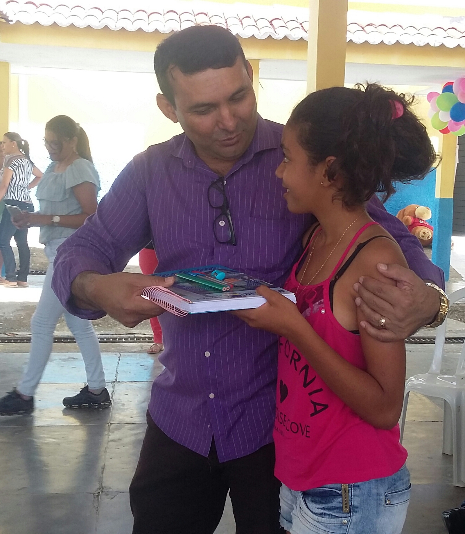  PREFEITO SINHÔ PARTICIPA DO PRIMEIRO DIA DE AULA EM ESCOLA MUNICIPAL E FAZ ENTREGA DE KIT ESCOLAR. 