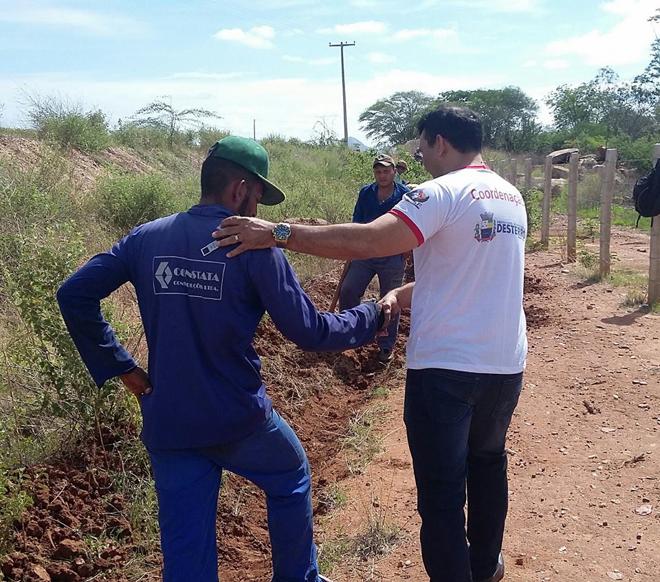 PREFEITO VISITA OBRA QUE LEVARÁ ÁGUA À TATAÍRA.