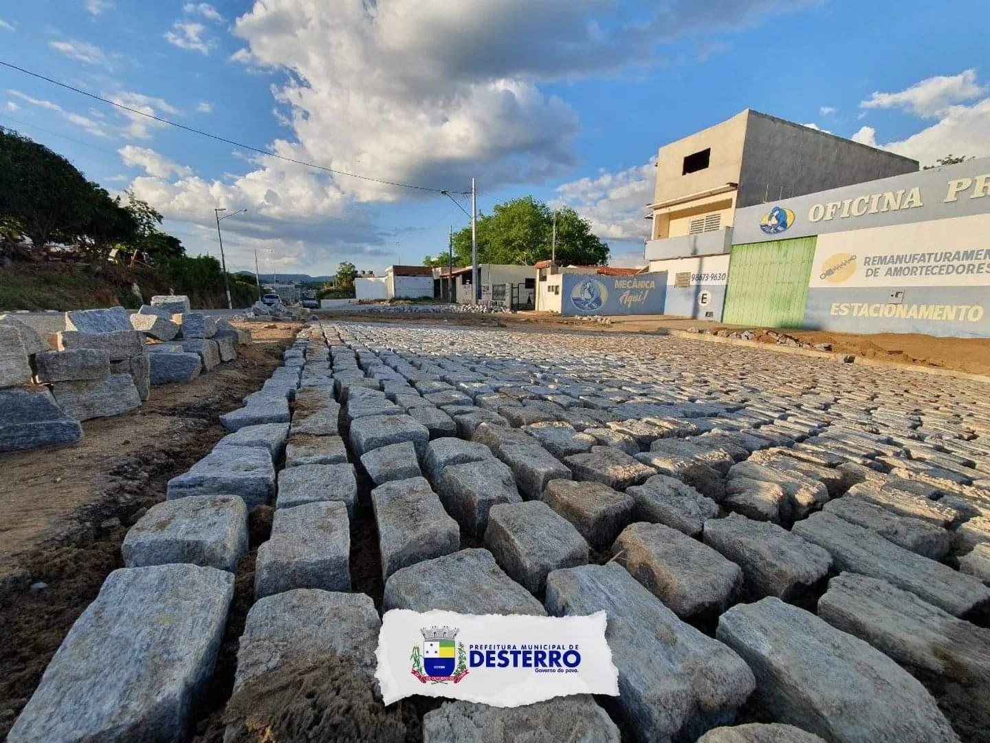 O calçamento do complemento da rua João Suassuna com o...