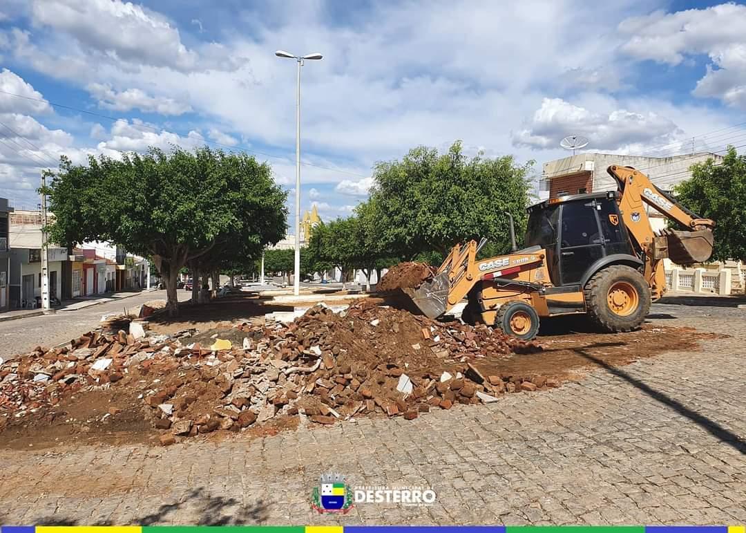 Prefeitura faz mutirão de limpeza nas ruas do município.